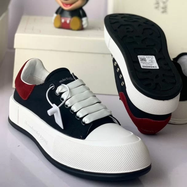 Alexander McQueen Low Top Casual Sneakers Black Mix